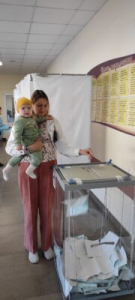 На избирательном участке в Трубчевске проголосовала мама с малышом